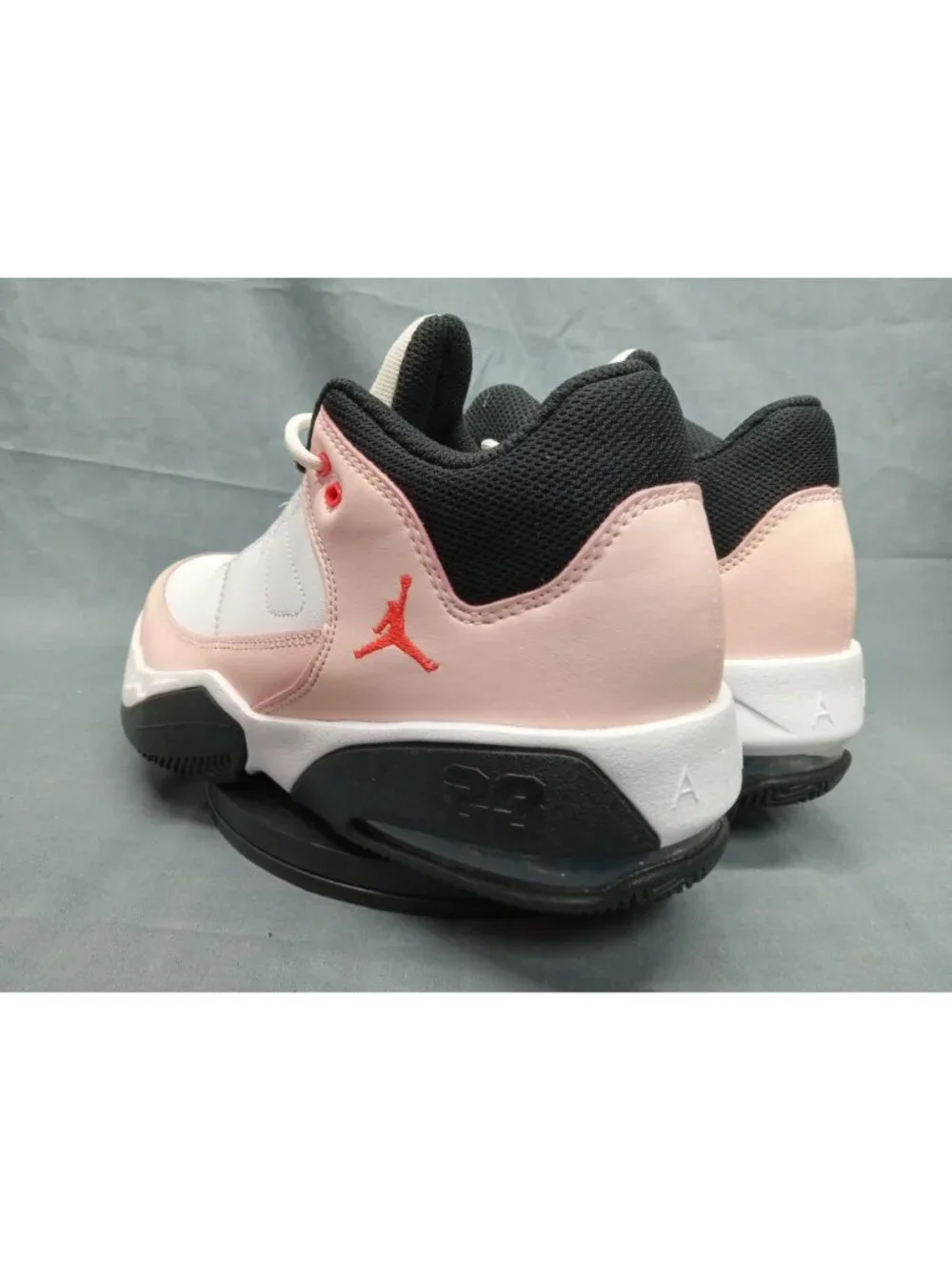Nike Jordan Max Aura 3 (GS) White Atmosphere Infared 23 Boys Size 6 FLOOR MODEL!